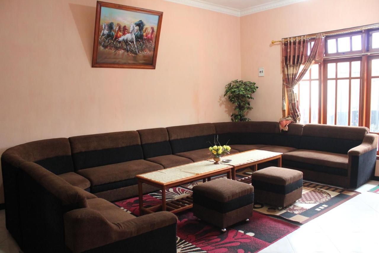 Dinotiyo Homestay Batu  Dış mekan fotoğraf